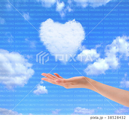 青空に浮かんだハートのような雲 38528432