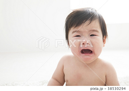 裸で泣く7ヶ月の赤ちゃんの写真素材 裸で泣く7ヶ月の赤ちゃんの写真素材