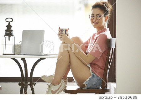 女性　リラックス 38530689