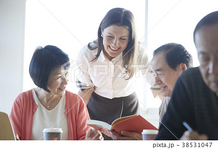 英会話教室に通うシニア 38531047