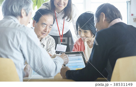 英会話教室に通うシニア 38531149