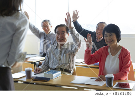 英会話教室に通うシニア 38531206