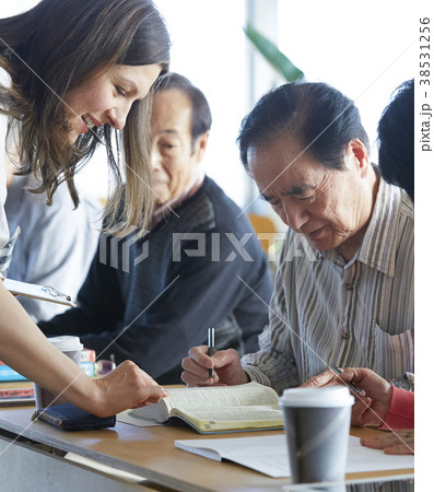 英会話教室に通うシニア 38531256