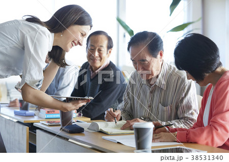 英会話教室に通うシニア 38531340