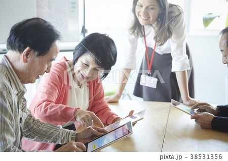 英会話教室に通うシニア 38531356