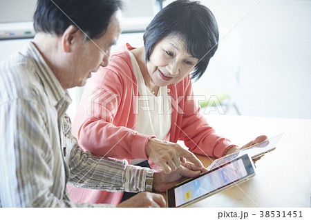 英会話教室に通うシニア 英会話教室に通うシニア 38531451