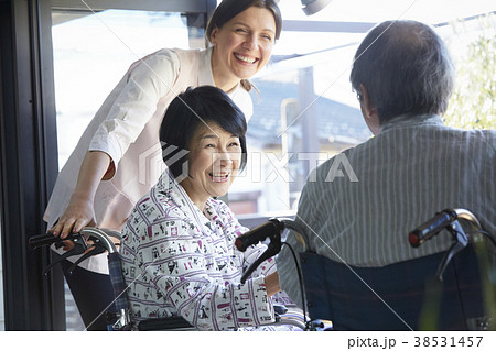 介護 シニアと外国人 介護 シニアと外国人 38531457