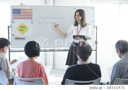 英会話教室に通うシニア 英会話教室に通うシニア 38531471