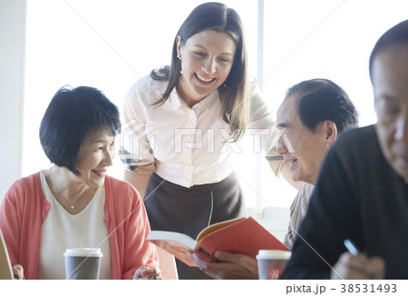 英会話教室に通うシニア 38531493