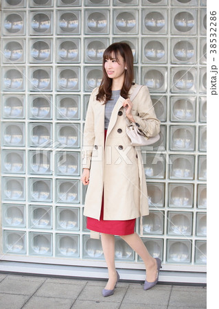 待ち合わせの若い女性 38532286