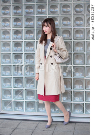 待ち合わせの若い女性 待ち合わせの若い女性 38532287