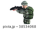 銃を構える男性　コンバット装備アップカット（向き違い） 38534068