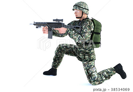 銃を構える男性 コンバット装備 膝付き待機ポーズのイラスト素材