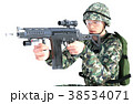 銃を構える男性　コンバット装備 膝付き射撃ポーズ 38534071