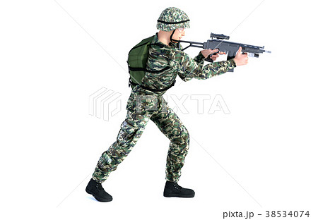 銃を構える男性 コンバット装備 移動射撃ポーズのイラスト素材