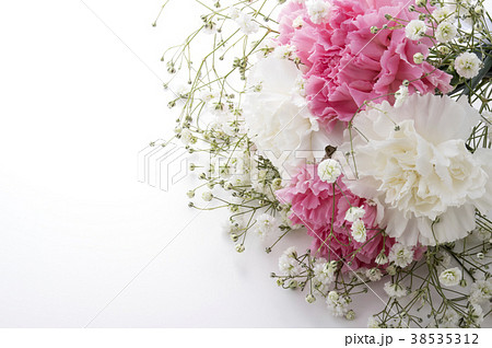 白いカーネーションとピンク色のカーネーションの花束の写真素材