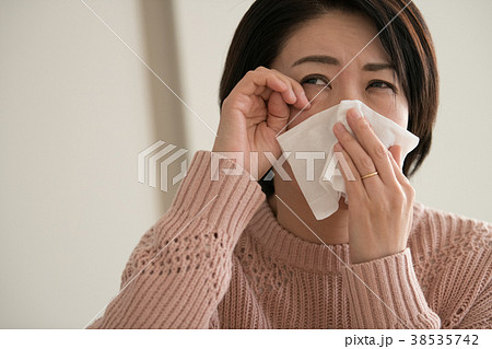 鼻をかむミドル日本人女性 38535742