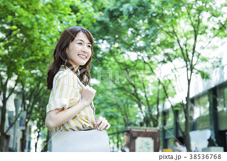 女性　ショッピング　ビジネス　OL　通勤 38536768