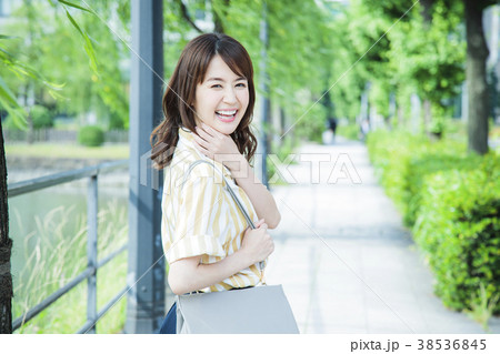 女性　ビジネス　OL　通勤 38536845