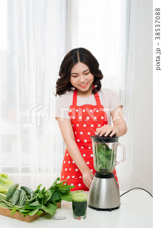 Young asian woman making green detox smoothie 38537088