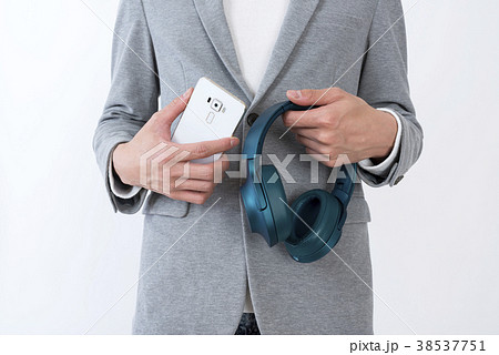 スマホとヘッドフォンを持った若い男性 38537751