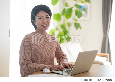 在宅ワークをするミドル女性 在宅ワークをするミドル女性 38537960