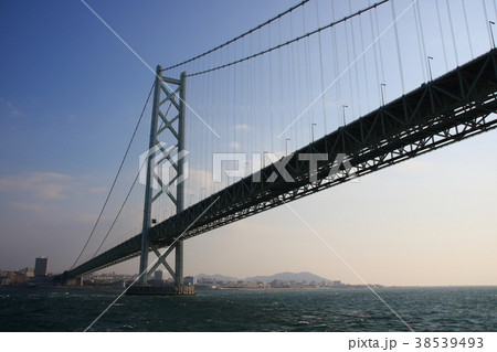 朝、船上から、明石海峡大橋を見上げる。 38539493