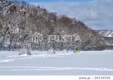 北海道七飯町大沼公園の蓴菜沼でワカサギ釣りをするテントが並んでいる風景を撮影 北海道七飯町大沼公園の蓴菜沼でワカサギ釣りをするテントが並んでいる風景を撮影 38539508