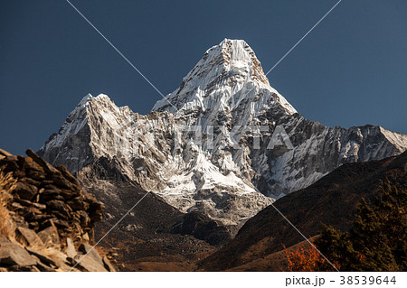 View of the Ama Dablam (6814 m) - Everest region View of the Ama Dablam (6814 m) - Everest region 38539644