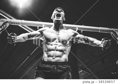 Brutal Caucasian bodybuilder training chest in gym 38539657
