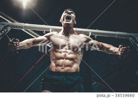 Brutal Caucasian bodybuilder training chest in gym Brutal Caucasian bodybuilder training chest in gym 38539660