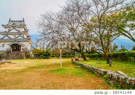 秋の宇和島城の鉄砲矢倉跡の風景 38541149