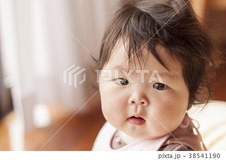 振り返る赤ちゃんのアップ 38541190