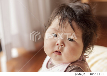 振り返る赤ちゃんのアップ 振り返る赤ちゃんのアップ 38541192