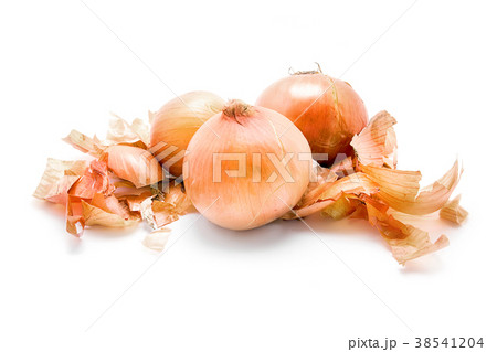 Bulbs and onion husks on a white background Bulbs and onion husks on a white background 38541204