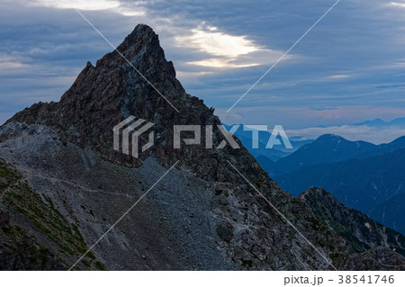 槍ヶ岳山頂で日の出を待つ登山者 38541746