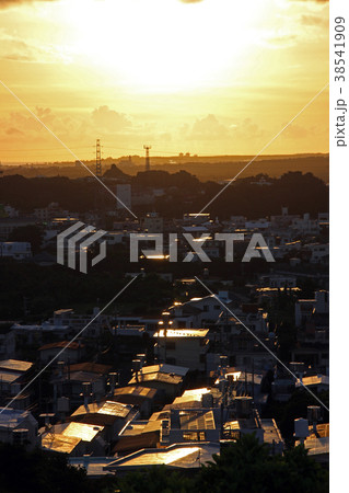夕日に光る街並み 夕日に光る街並み 38541909