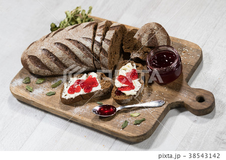 Sandwiches with bread, butter and jam Sandwiches with bread, butter and jam 38543142