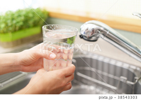 お水の入ったグラスを持つ女性 38543303