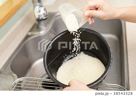 米を研ぐ女性 38543328