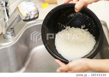 米を研ぐ女性 38543330