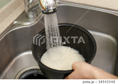米を研ぐ女性 米を研ぐ女性 38543348