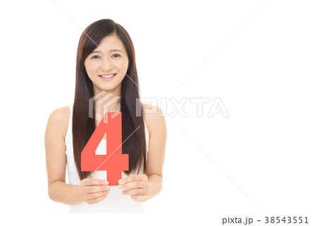 数字を持つ女性 数字を持つ女性 38543551