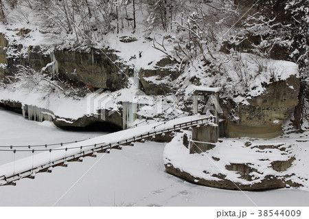 「塔の岪（へつり）」雪化粧 38544009