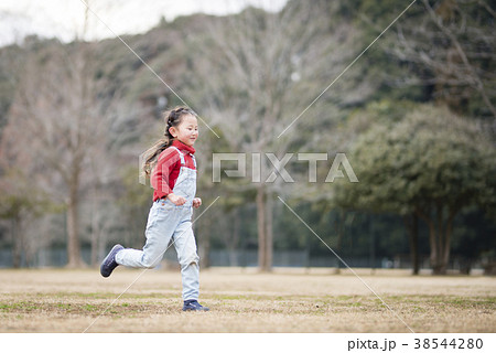 走る女の子 走る女の子 38544280
