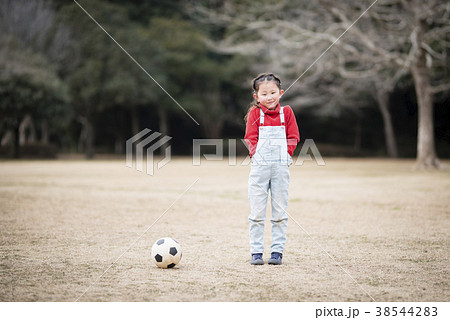 サッカーボールと女の子の写真素材