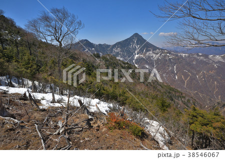 庚申山付近から見た残雪の皇海山と鋸山、渡良瀬川源流域 庚申山付近から見た残雪の皇海山と鋸山、渡良瀬川源流域 38546067