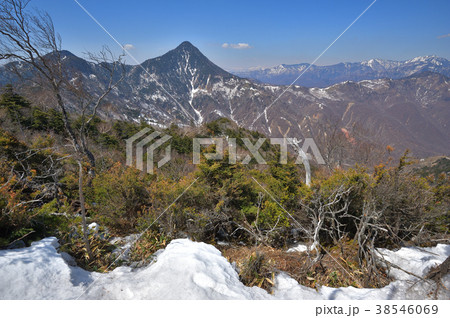庚申山付近から見た残雪の皇海山と鋸山、渡良瀬川源流域 庚申山付近から見た残雪の皇海山と鋸山、渡良瀬川源流域 38546069