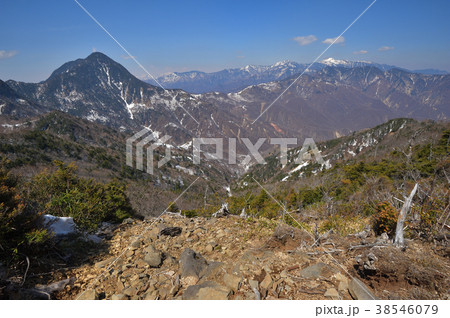 庚申山付近から見た残雪の皇海山と鋸山、渡良瀬川源流域と遠く日光白根山 38546079