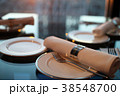 夕日の映えるレストランでのテーブルセッティング 38548700
